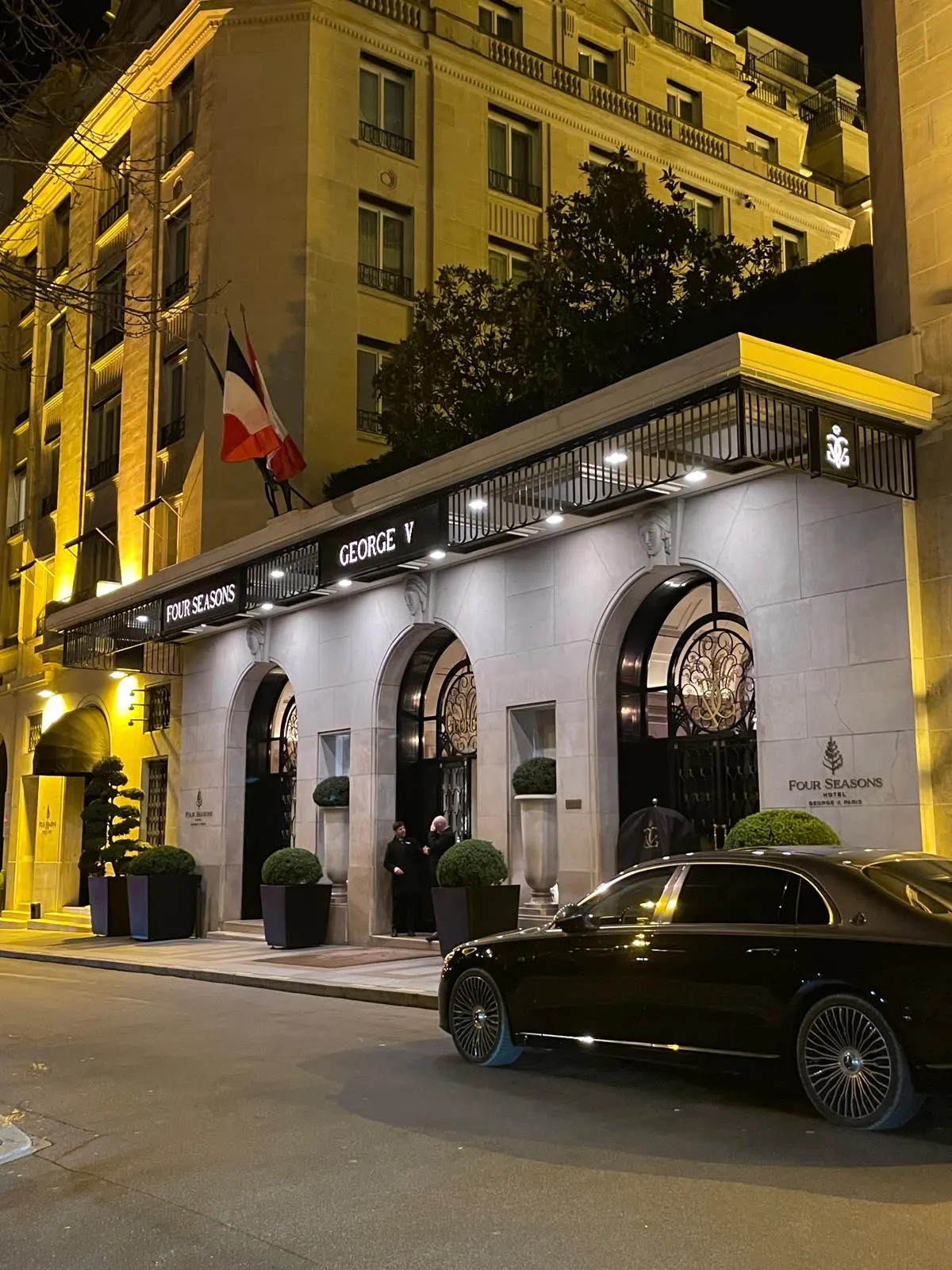Mercedes-Benz Classe S GOV DRIVER devant le Four Seasons George V à Paris